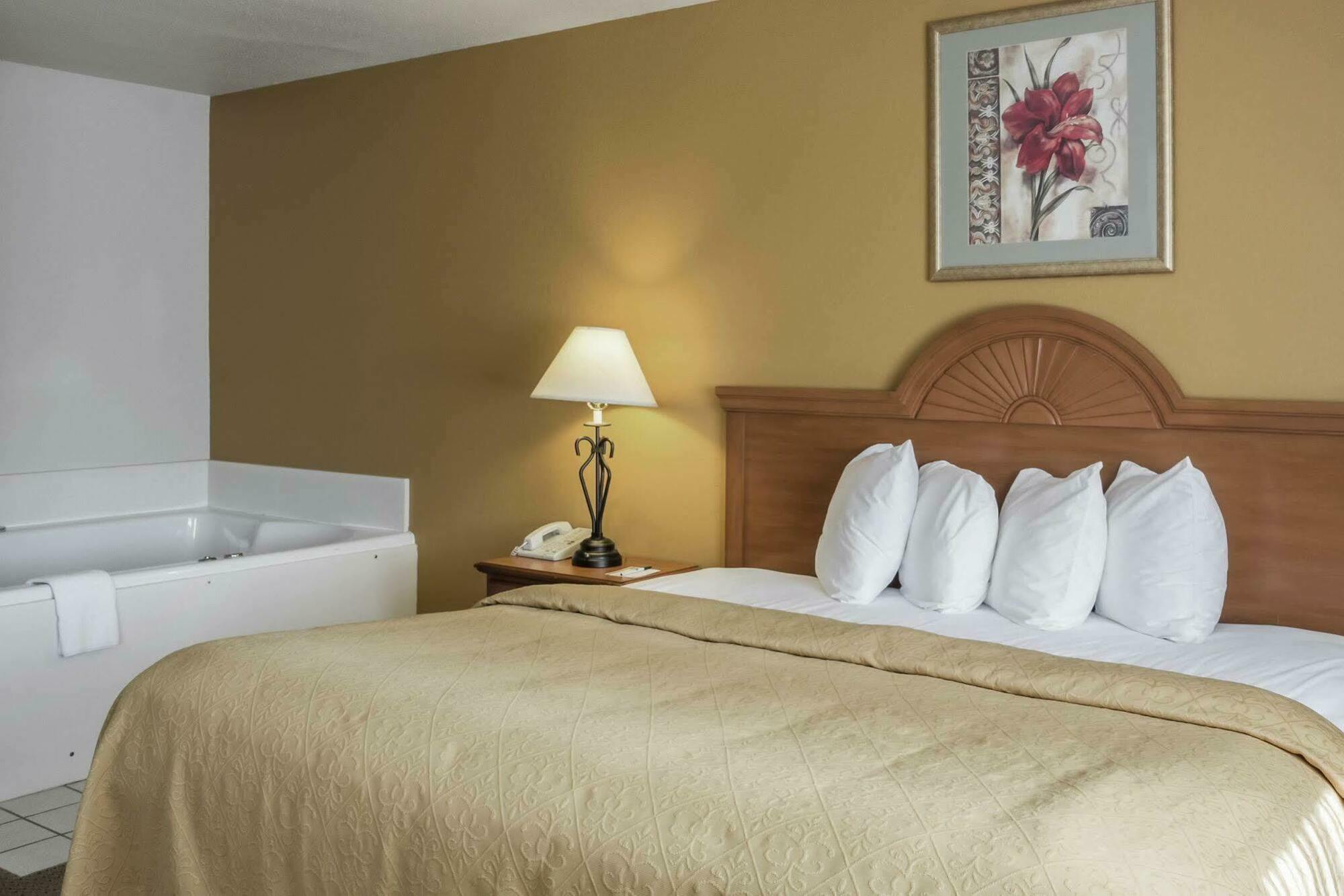 Quality Inn Huron Extérieur photo