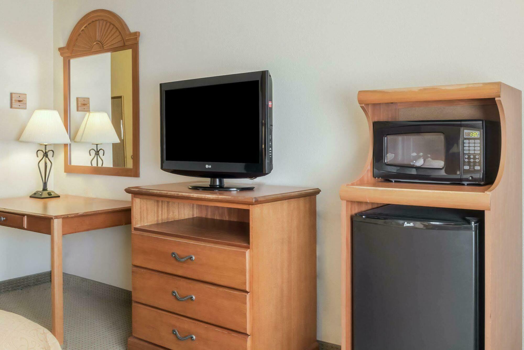 Quality Inn Huron Extérieur photo